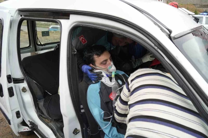 Gümüşhane’de UMKE ekipleri, heyelan sonrası trafik kazası senaryosuyla Medikal Kurtarma tatbikatı gerçekleştirdi.
