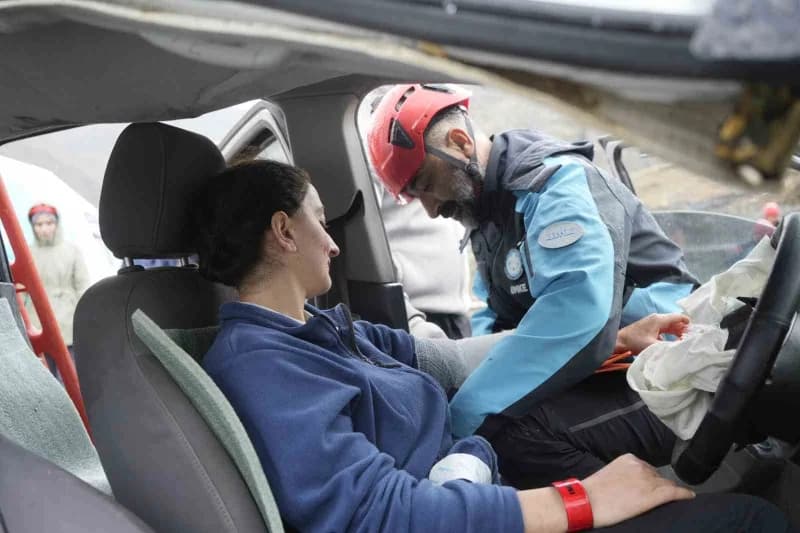 Gümüşhane’de UMKE ekipleri, heyelan sonrası trafik kazası senaryosuyla Medikal Kurtarma tatbikatı gerçekleştirdi.