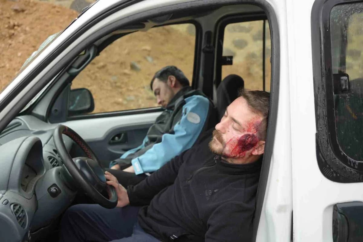 Gümüşhane’de UMKE ekipleri, heyelan sonrası trafik kazası senaryosuyla Medikal Kurtarma tatbikatı gerçekleştirdi.