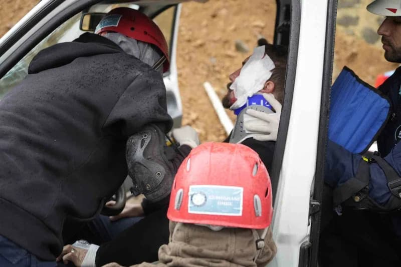 Gümüşhane’de UMKE ekipleri, heyelan sonrası trafik kazası senaryosuyla Medikal Kurtarma tatbikatı gerçekleştirdi.