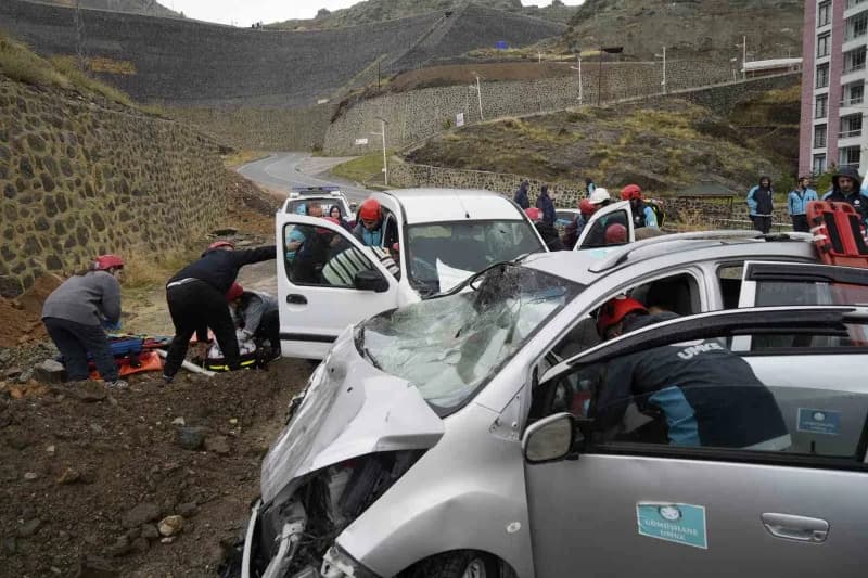 Gümüşhane’de UMKE ekipleri, heyelan sonrası trafik kazası senaryosuyla Medikal Kurtarma tatbikatı gerçekleştirdi.