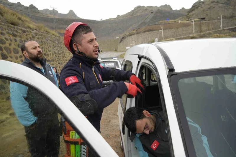 Gümüşhane’de UMKE ekipleri, heyelan sonrası trafik kazası senaryosuyla Medikal Kurtarma tatbikatı gerçekleştirdi.