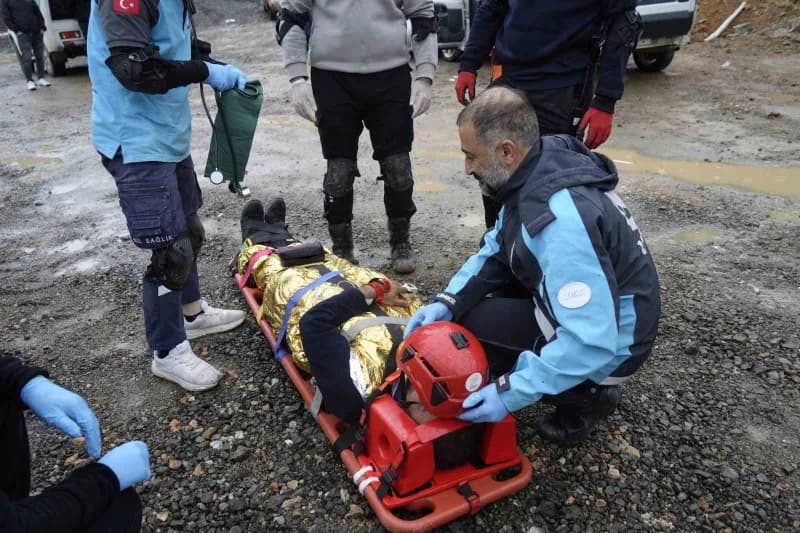 Gümüşhane’de UMKE ekipleri, heyelan sonrası trafik kazası senaryosuyla Medikal Kurtarma tatbikatı gerçekleştirdi.
