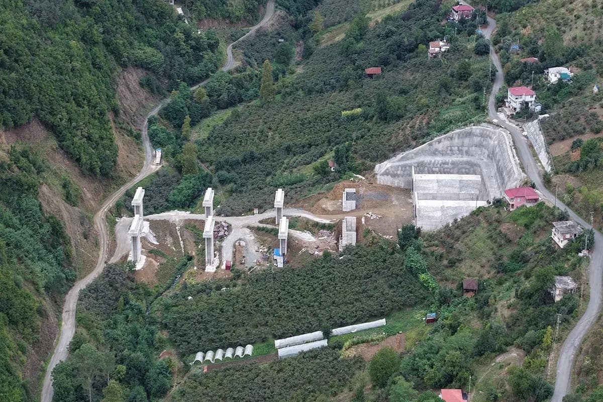 Trabzon’un önemli ulaşım yatırımlarından biri olan Güney Çevre Yolu Projesi’nin Akçaabat geçişinde çalışmalar hız kesmed