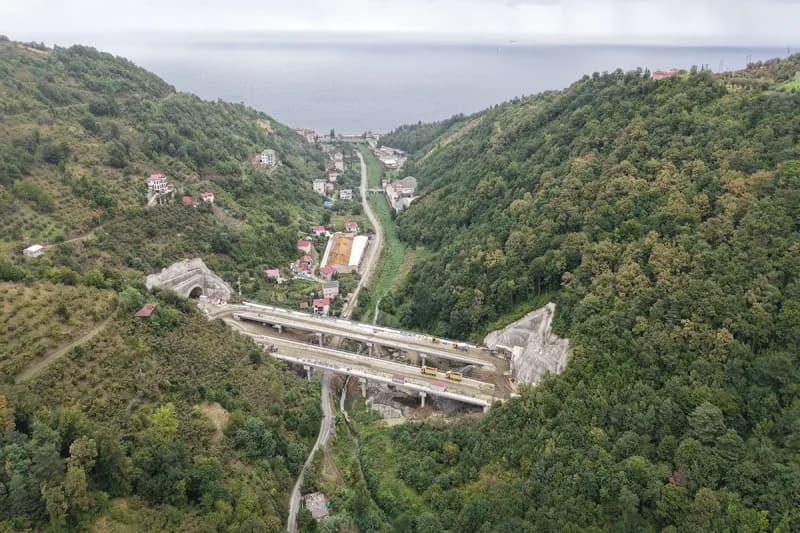 Trabzon’un önemli ulaşım yatırımlarından biri olan Güney Çevre Yolu Projesi’nin Akçaabat geçişinde çalışmalar hız kesmed