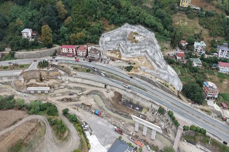 Trabzon’un önemli ulaşım yatırımlarından biri olan Güney Çevre Yolu Projesi’nin Akçaabat geçişinde çalışmalar hız kesmed