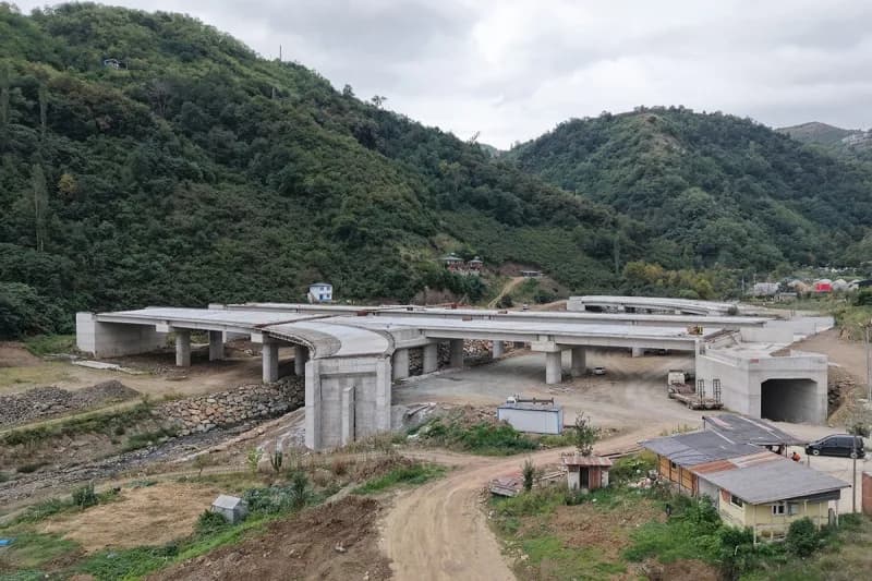 Trabzon’un önemli ulaşım yatırımlarından biri olan Güney Çevre Yolu Projesi’nin Akçaabat geçişinde çalışmalar hız kesmed
