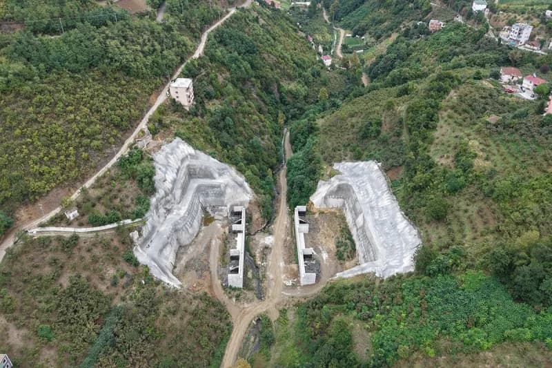 Trabzon’un önemli ulaşım yatırımlarından biri olan Güney Çevre Yolu Projesi’nin Akçaabat geçişinde çalışmalar hız kesmed