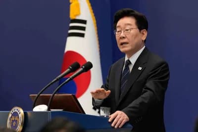 Güney Kore Devlet Başkanı Lee Jae-myung basın toplantısında açıklama yaparken