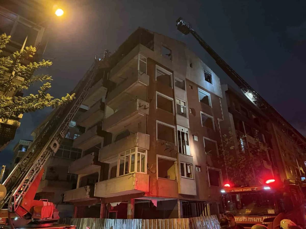 Güngören’de kentsel dönüşüm için boşaltılan beş katlı binanın çatı katında yangın çıktı. Çatının alev alev yandığı anlar