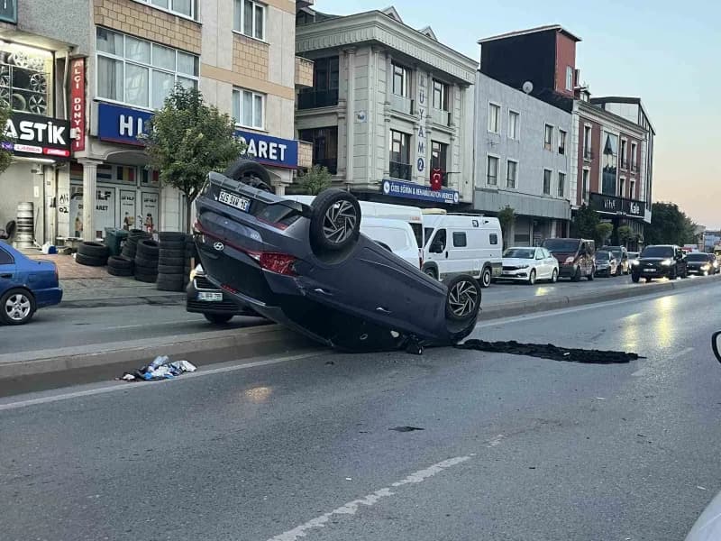 İstanbul Güngören’de seyir halindeki otomobil, park halindeki taksiye çarparak takla attı.