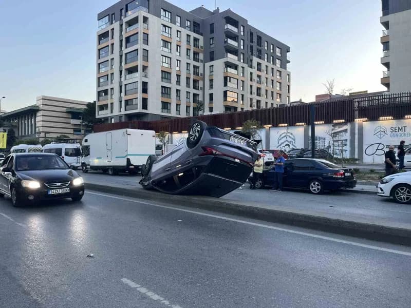 İstanbul Güngören’de seyir halindeki otomobil, park halindeki taksiye çarparak takla attı.