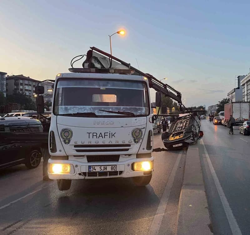 İstanbul Güngören’de seyir halindeki otomobil, park halindeki taksiye çarparak takla attı.