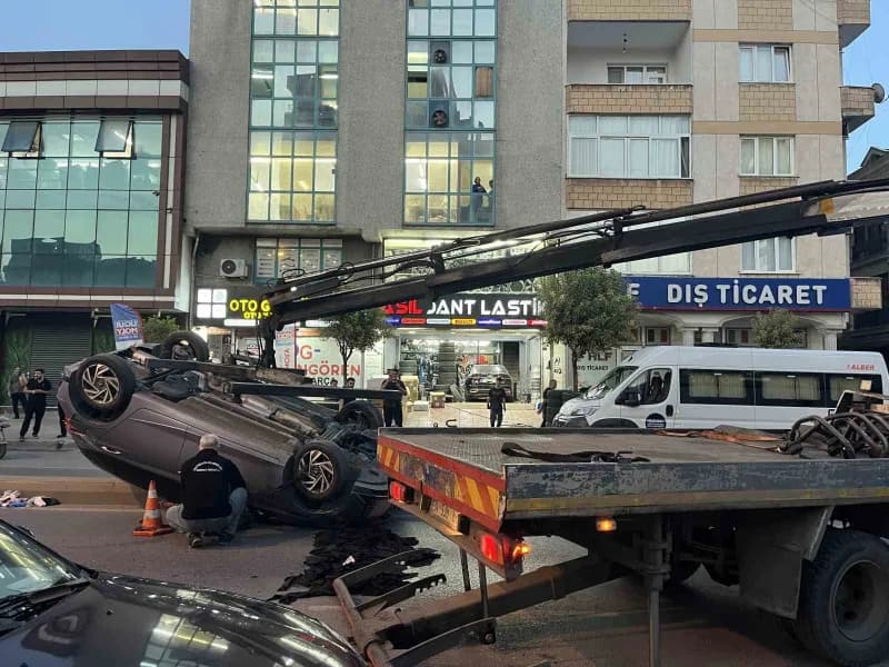 İstanbul Güngören’de seyir halindeki otomobil, park halindeki taksiye çarparak takla attı.