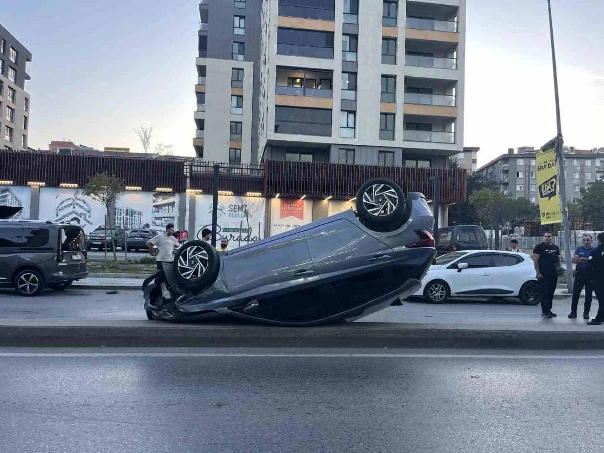 İstanbul Güngören’de seyir halindeki otomobil, park halindeki taksiye çarparak takla attı.