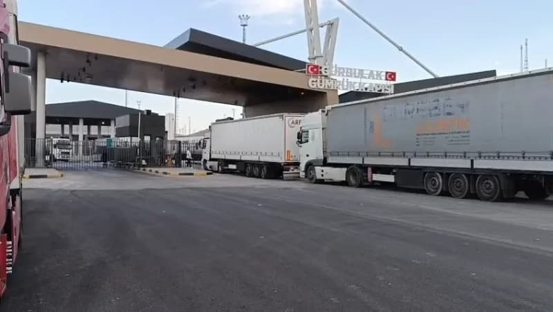 Gürbulak Gümrük Kapısı önünde tırların oluşturduğu uzun araç kuyruğu