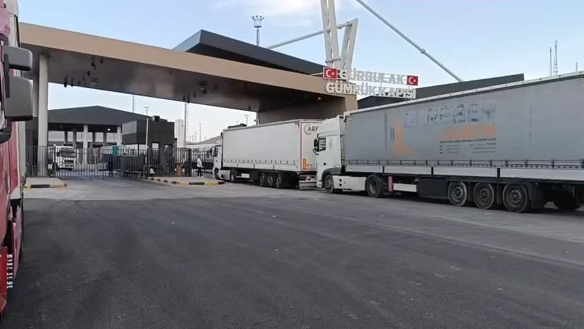Gürbulak Gümrük Kapısı önünde tırların oluşturduğu uzun araç kuyruğu