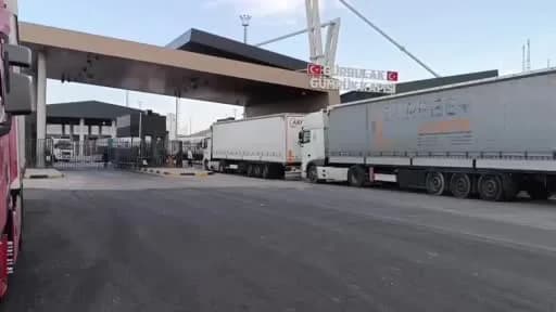 Ağrı Doğubayazıt Gürbulak Gümrük Kapısı önünde TIR kuyruğu oluşmuş halde bekliyor