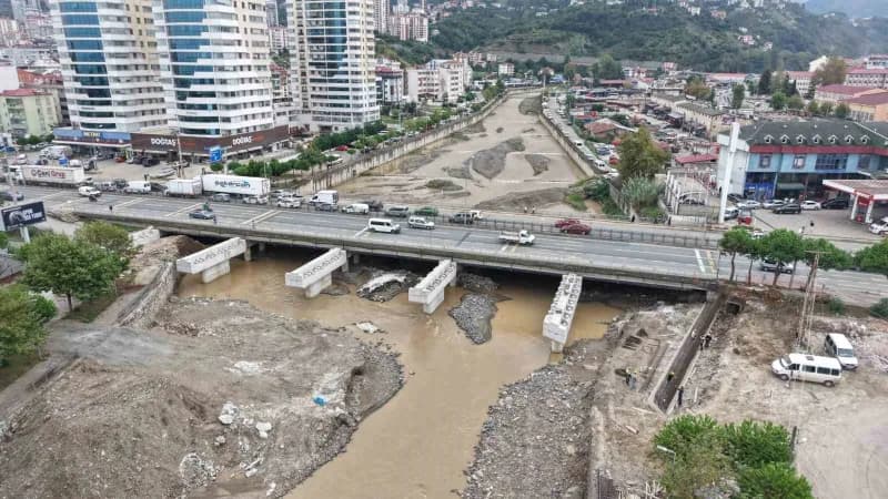 Trabzon'un Akçaabat ilçesi Haçkalı Baba Kavşağı’na yeni köprü yapılıyor. Köprü ve kavşak düzenlemesi tamamlandığında has