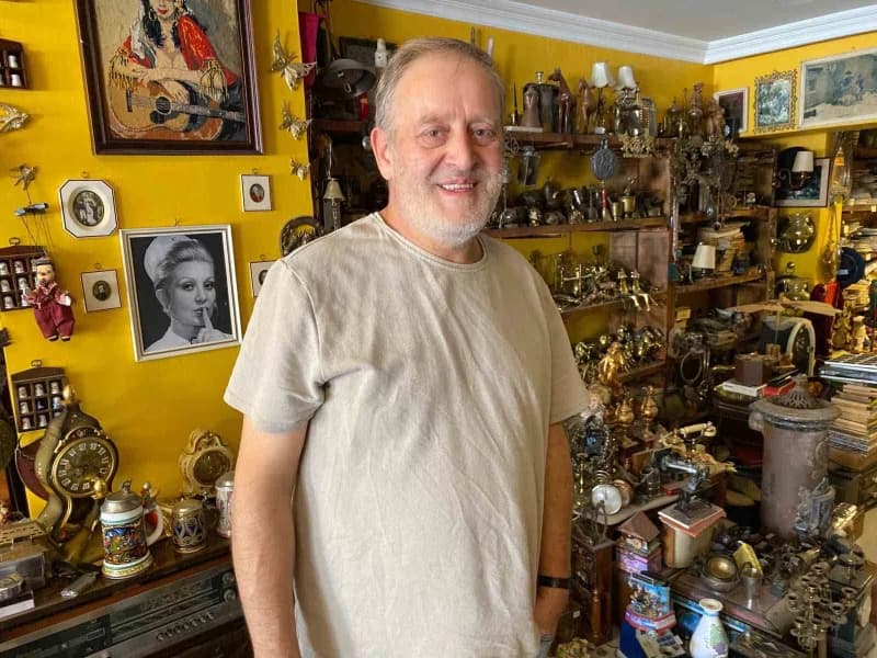 Dedesinden kalan pul koleksiyonu ve aile yadigârı eşyalarla antika merakı başlayan 52 yaşındaki Hakan Akın, zamanla biri