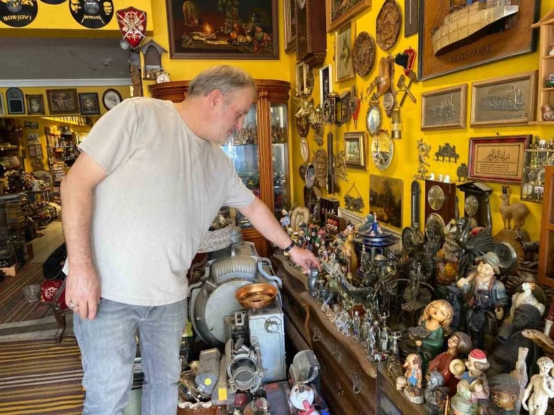 Dedesinden kalan pul koleksiyonu ve aile yadigârı eşyalarla antika merakı başlayan 52 yaşındaki Hakan Akın, zamanla biri