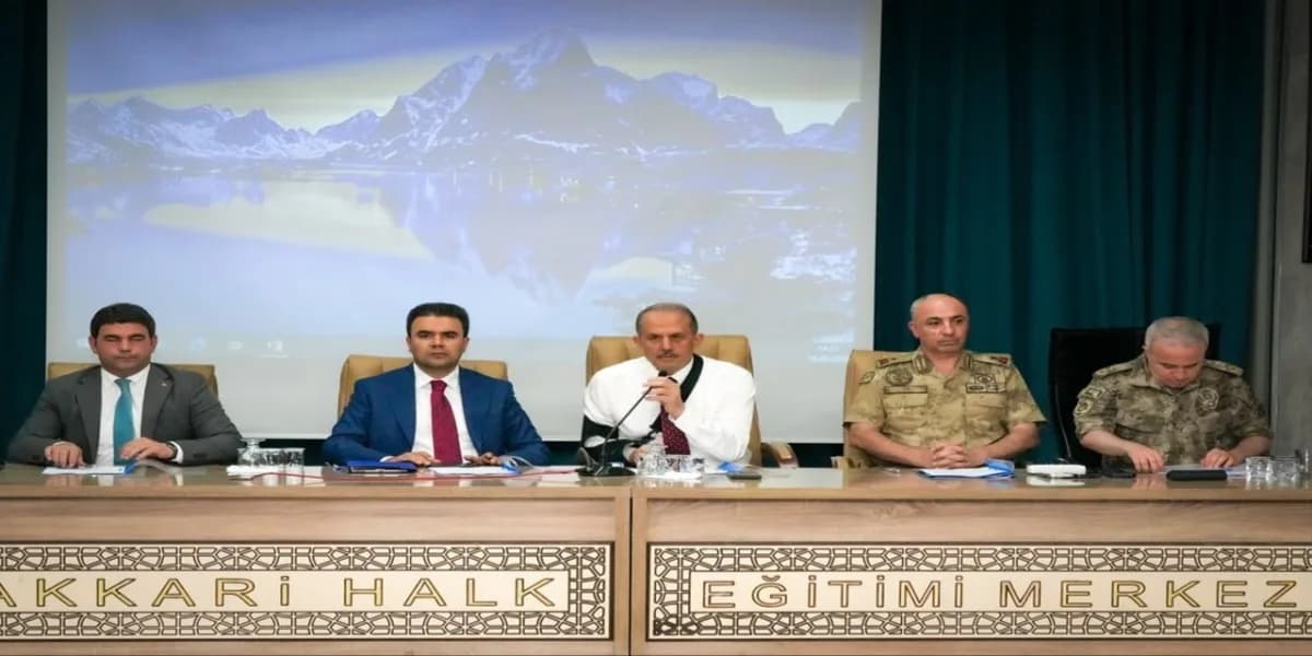 Hakkâri’de okul sağlığı ve güvenliği toplantısına katılan yetkililer