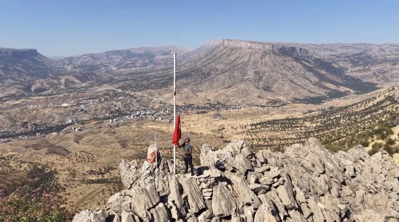 Hakkari'nin Derecik ilçesine bağlı Aydınlık köyünde, köy imamı tarafından daha önce hakim bir tepeye dikilen ancak zaman