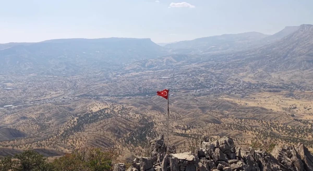Hakkari Derecik ilçesinde 2 bin rakımdaki tepeye çekilen yenilenmiş Türk bayrağı