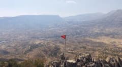 Hakkari Derecik ilçesinde 2 bin rakımdaki tepeye çekilen yenilenmiş Türk bayrağı