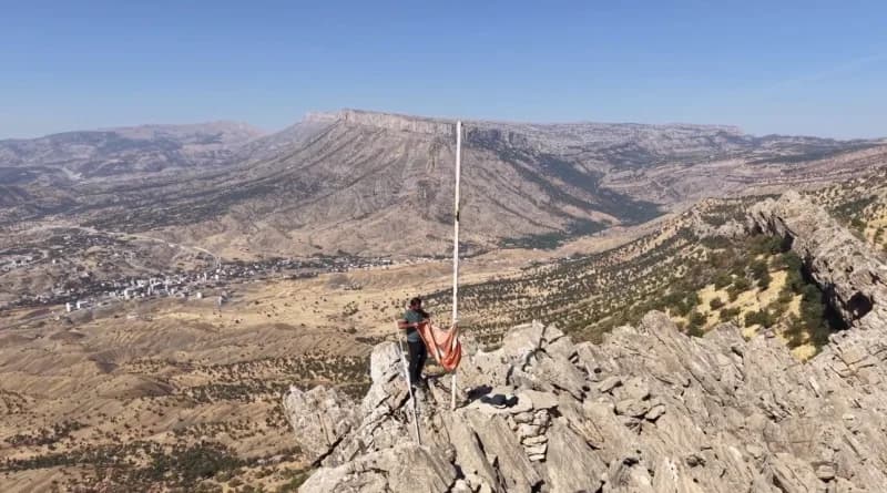 Hakkari'nin Derecik ilçesine bağlı Aydınlık köyünde, köy imamı tarafından daha önce hakim bir tepeye dikilen ancak zaman