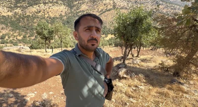 Hakkari'nin Derecik ilçesine bağlı Aydınlık köyünde, köy imamı tarafından daha önce hakim bir tepeye dikilen ancak zaman