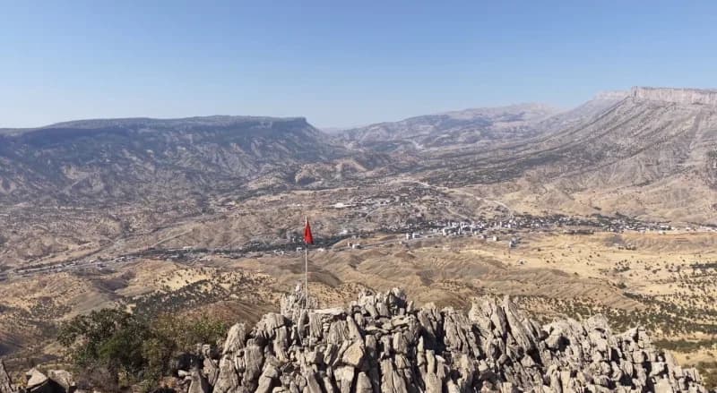 Hakkari'nin Derecik ilçesine bağlı Aydınlık köyünde, köy imamı tarafından daha önce hakim bir tepeye dikilen ancak zaman