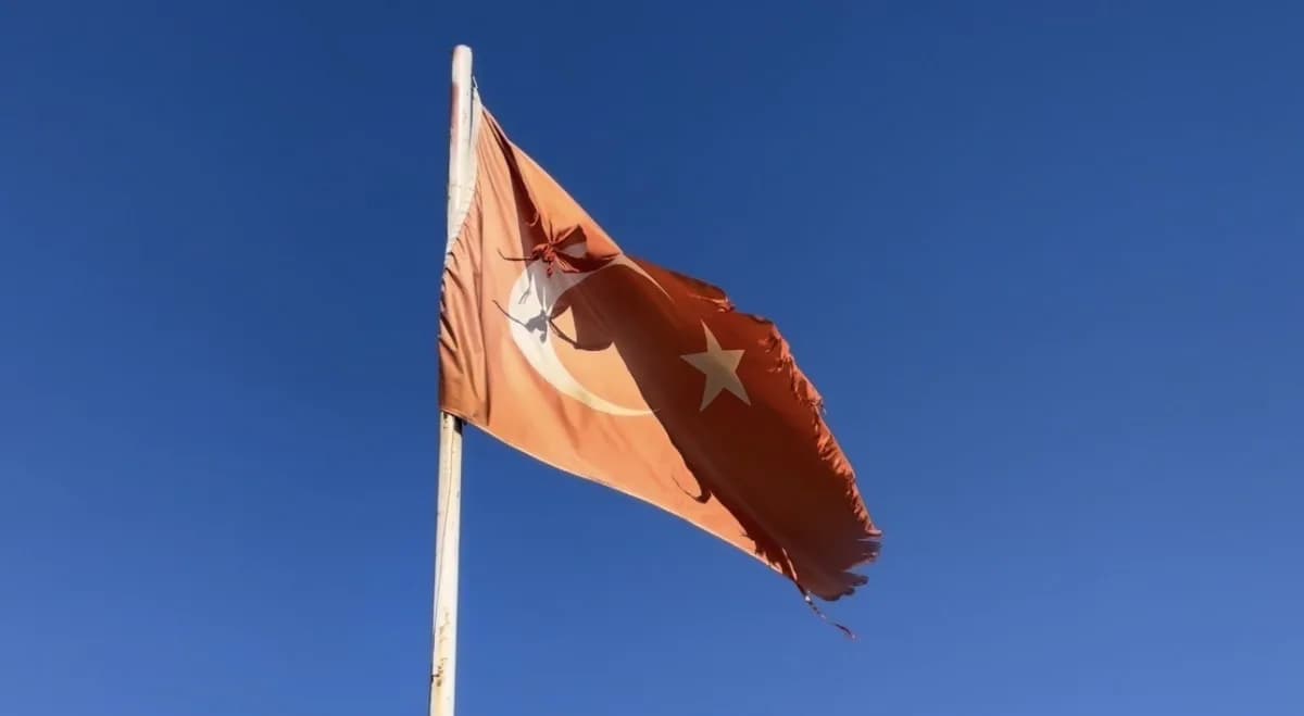 Hakkari'nin Derecik ilçesine bağlı Aydınlık köyünde, köy imamı tarafından daha önce hakim bir tepeye dikilen ancak zaman