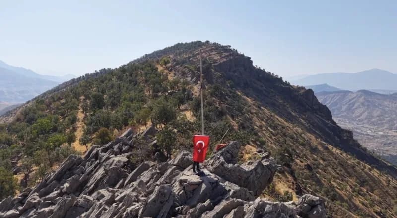 Hakkari'nin Derecik ilçesine bağlı Aydınlık köyünde, köy imamı tarafından daha önce hakim bir tepeye dikilen ancak zaman
