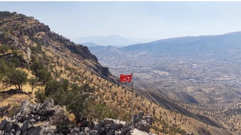 Hakkari'nin Derecik ilçesine bağlı Aydınlık köyünde, köy imamı tarafından daha önce hakim bir tepeye dikilen ancak zaman