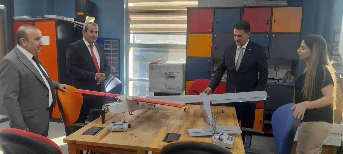 Hakkari ve Yüksekova’da DENEYAP Teknoloji Atölyeleri Uygulama Sınavı’na katılan gençler sınav heyecanı yaşıyor