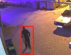 Edirne Keşan'da bir evin önünde halı hırsızlığı anı güvenlik kamerasında