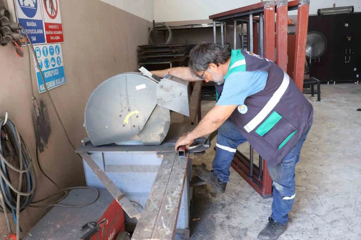 Mobilyalarını kendisi üretiyor