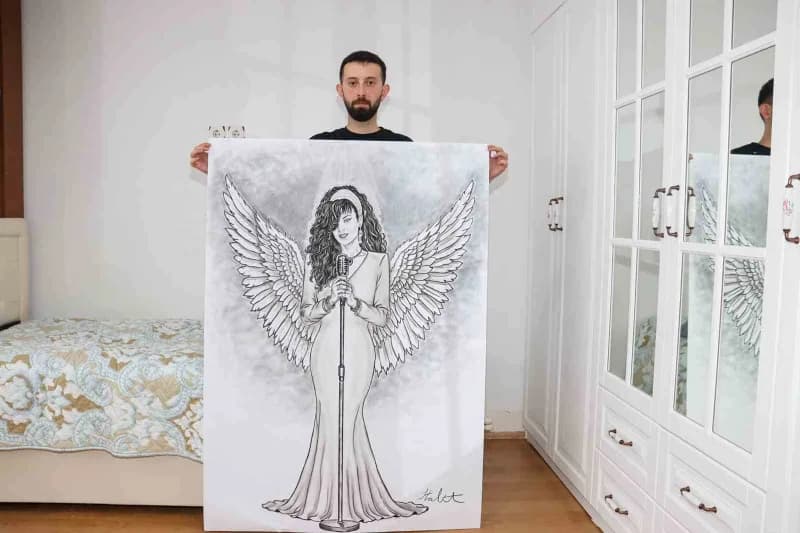 Halit Terzi, soba kömürü kullanarak yaptığı dev Bergen portresinin önünde poz veriyor