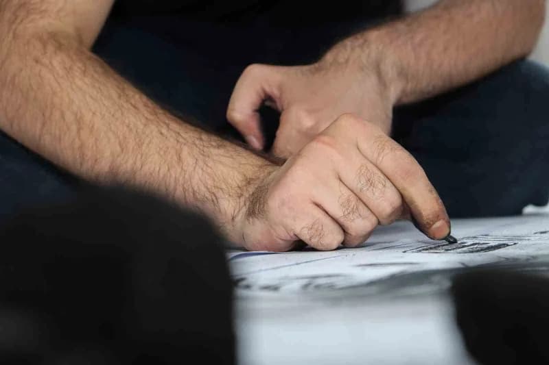 Gümüşhane’nin Torul ilçesinde büyüyen ve Samsun Ondokuz Mayıs Üniversitesi Güzel Sanatlar Fakültesi Resim Öğretmenliği B