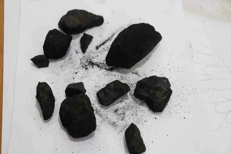 Küçük yaşta sobalı evde kömür poşetlerken başlayan merakını profesyonel sanata dönüştüren Terzi, 1,5 metre yüksekliğinde