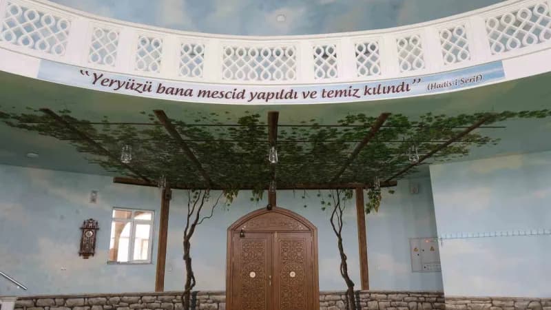 Kırşehir’de iç mimarisi ve cennet tasvirleriyle dikkat çeken Hamidiye Camii, sosyal medya fenomenlerinin yanı sıra vatan