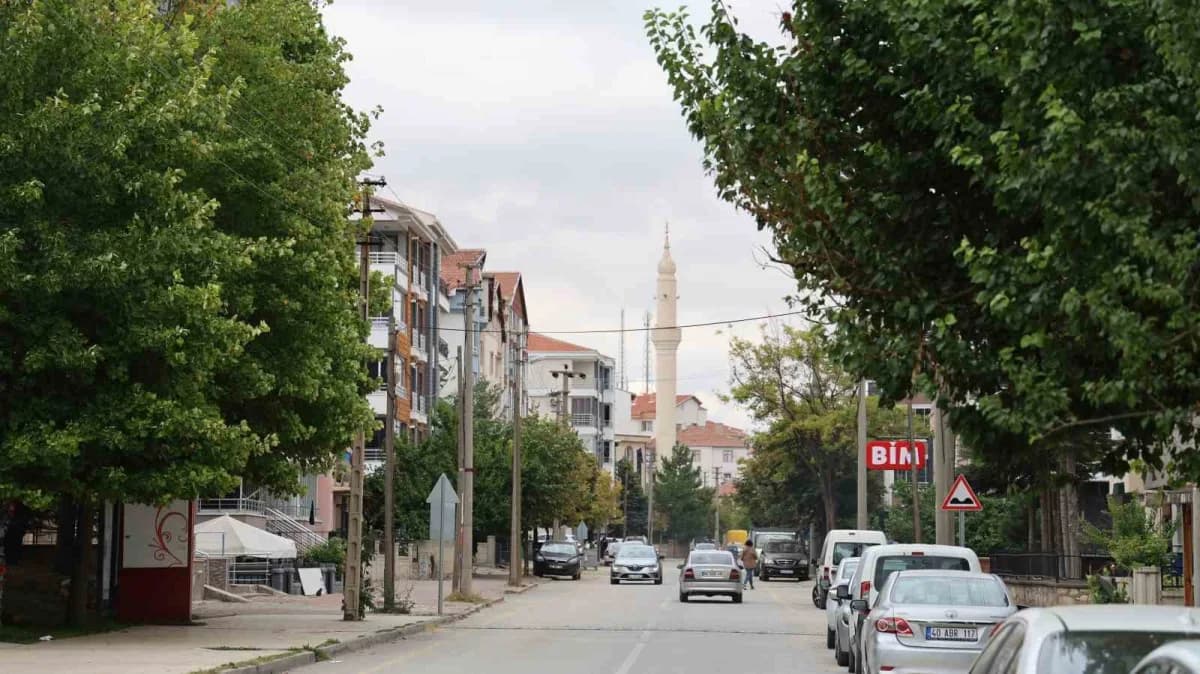 Kırşehir’de iç mimarisi ve cennet tasvirleriyle dikkat çeken Hamidiye Camii, sosyal medya fenomenlerinin yanı sıra vatan
