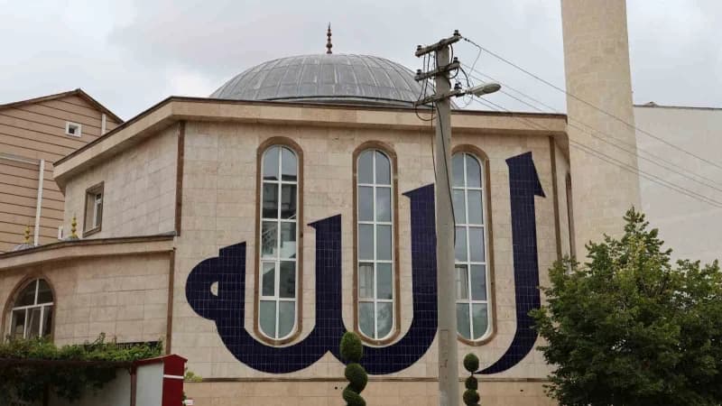 Kırşehir Yenice Mahallesi'nde bulunan Hamidiye Camii'nin iç mimarisinde yer alan cennet tasvirleri