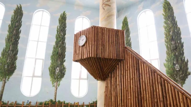 Kırşehir’de iç mimarisi ve cennet tasvirleriyle dikkat çeken Hamidiye Camii, sosyal medya fenomenlerinin yanı sıra vatan
