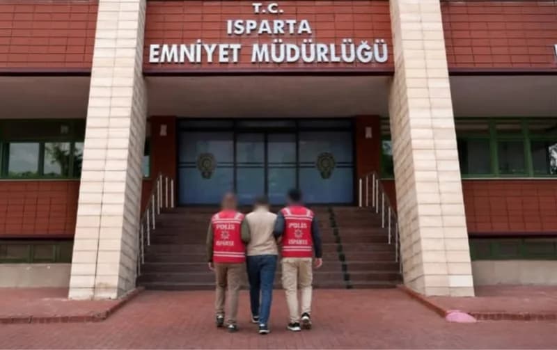 Isparta'da polis ekipleri tarafından yakalanan kesinleşmiş hapis cezası bulunan şahıs