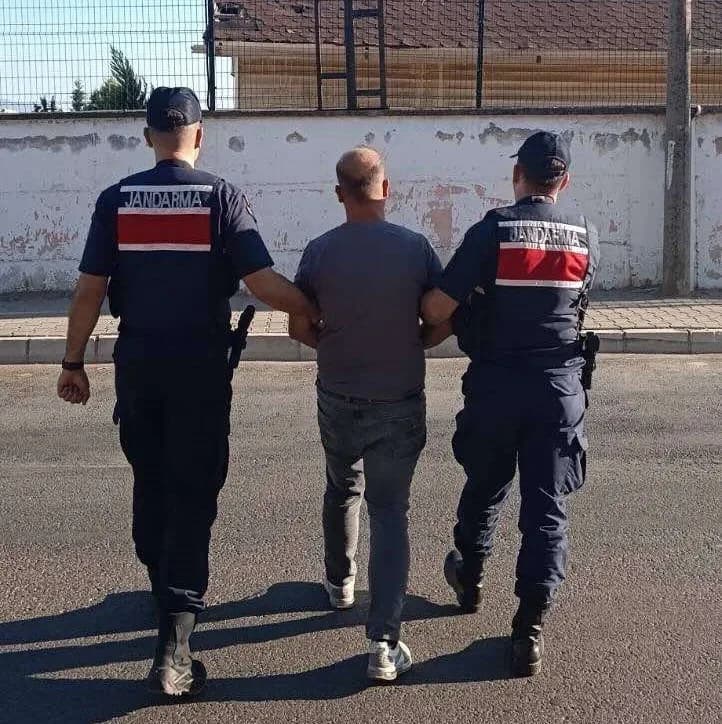 Aydın Nazilli’de jandarma ekipleri devriye sırasında hapis cezasıyla aranan şahsı yakaladı