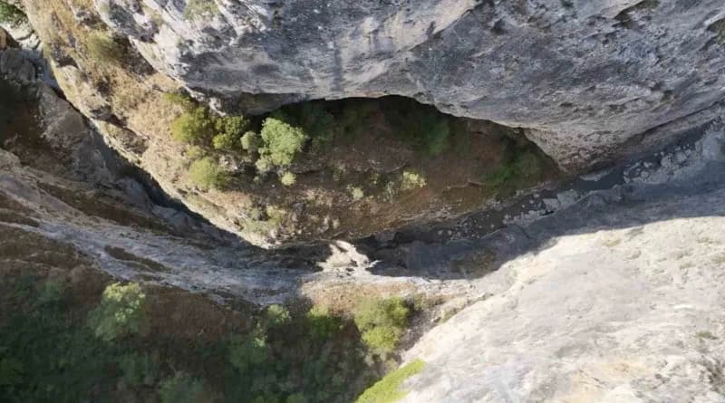 Yenipazar ilçe merkezine 7, Eskişehir'e yaklaşık 25-30, Bilecik merkeze ise 60 kilometre mesafedeki Tabiat harikası alan
