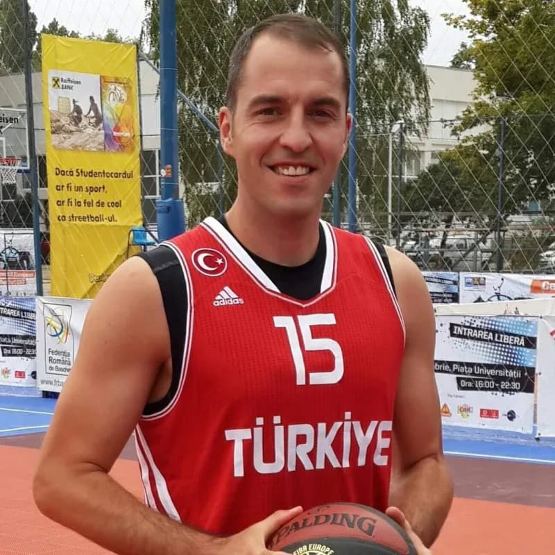 Kayseri basketbolunun deneyimli isimlerinden Hasan Aksoyak, 1986 yılında başlayan basketbol kariyerinde 40. Aktif sezonu