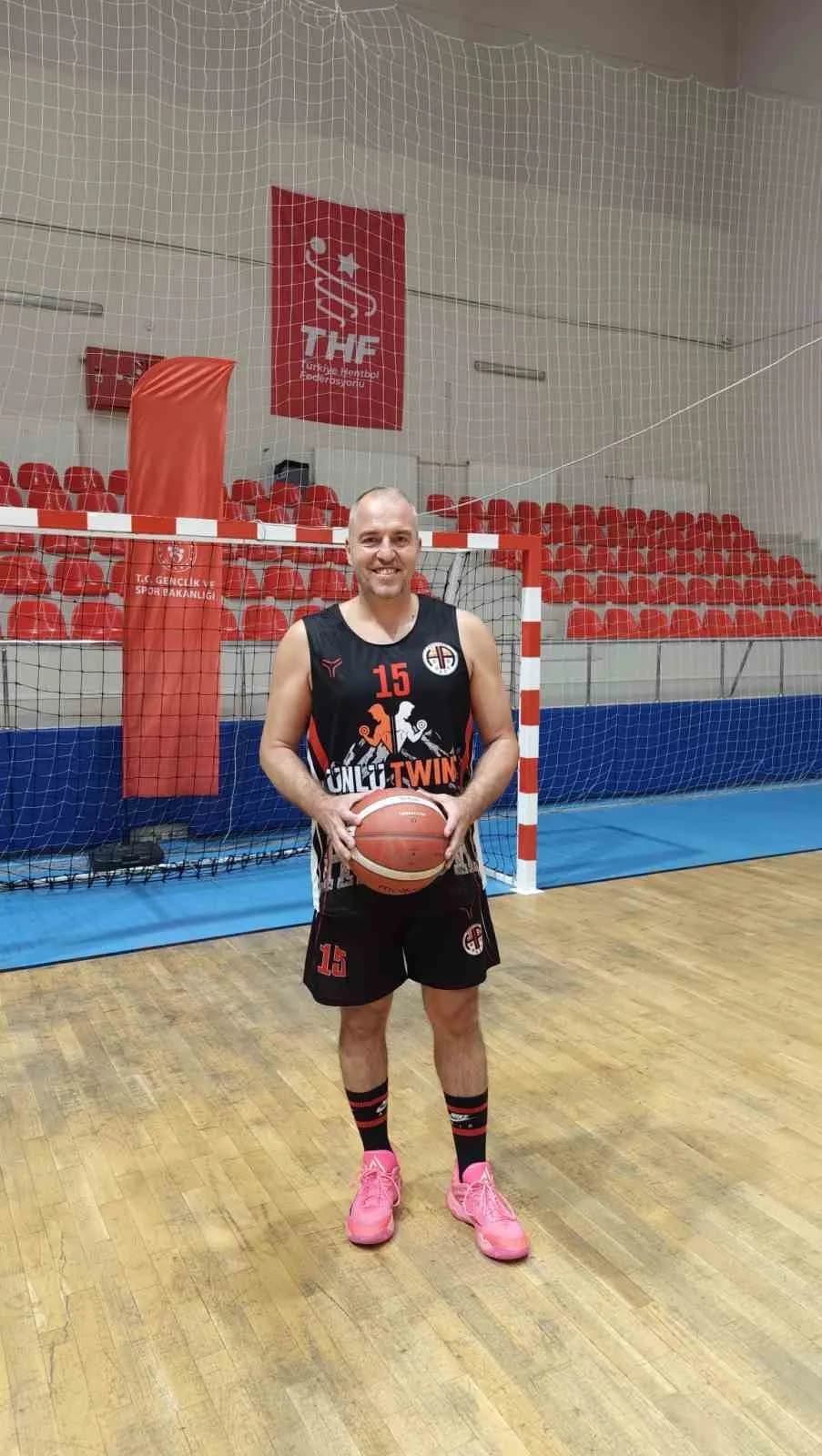 Kayseri basketbolunun deneyimli isimlerinden Hasan Aksoyak, 1986 yılında başlayan basketbol kariyerinde 40. Aktif sezonu